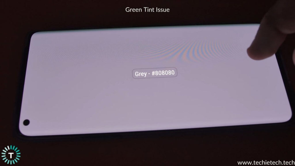 Testing the OnePLus 8 display for green purple tint