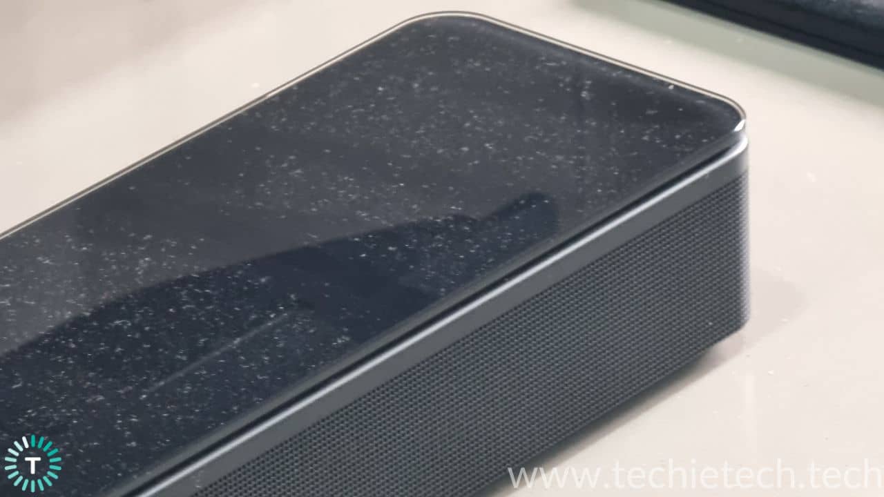 Bose Soundbar 700 is a dust and fingerprint magent